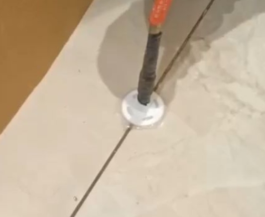 千山瓷砖空鼓维修公司专业解答瓷砖在铺贴过程中，如果没有涂抹均匀到位的粘结材料（如水泥砂浆或瓷砖胶），可能会导致以下问题