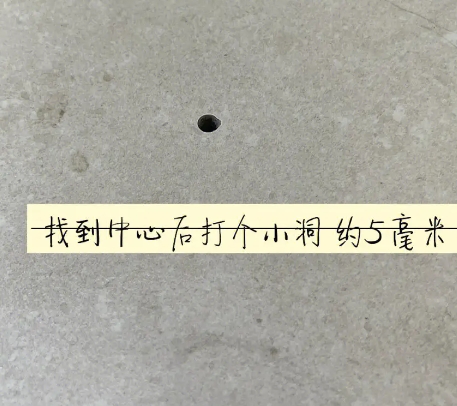 千山瓷砖空鼓维修公司专业解答在瓷砖铺贴过程中，如果砂料搅拌不均匀，将会带来以下问题